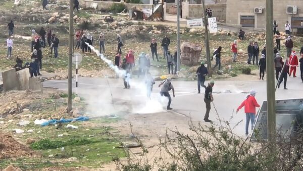 Протестующие палестинцы жгли шины и кидали камни в израильских солдат