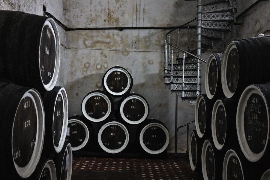 Дубовые бочки для выдержки вина марки Херес в подвале одного из филиалов винзавода Массандра