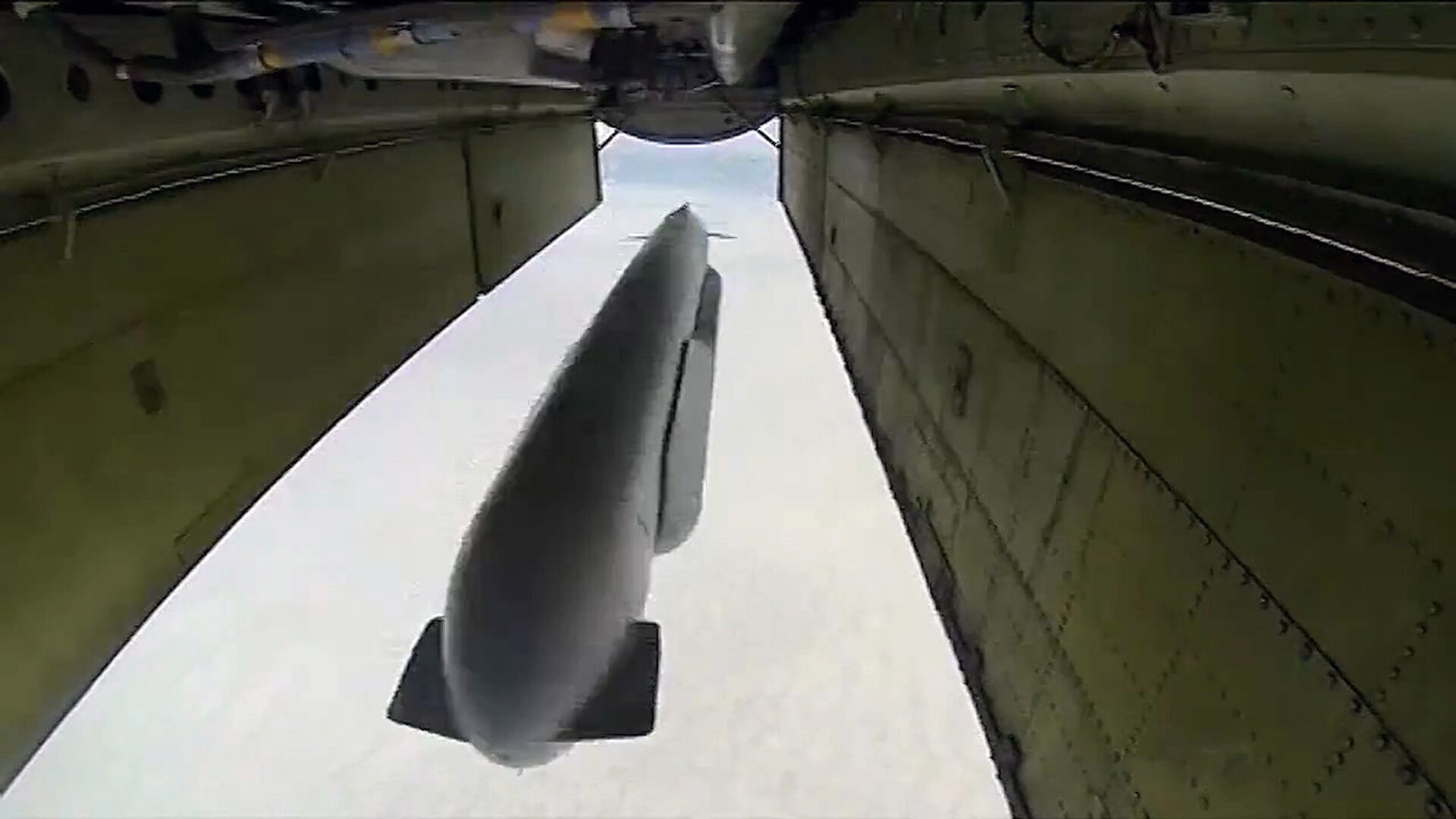 Стратегический бомбардировщик-ракетоносец Ту-95 Военно-космических сил России выпускает крылатую ракету Х-555 по объекту ИГ в Сирии - РИА Новости, 1920, 03.08.2021