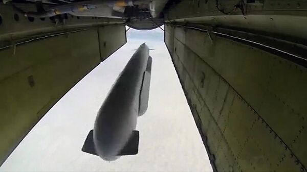 Стратегический бомбардировщик-ракетоносец Ту-95 Военно-космических сил России выпускает крылатую ракету Х-555 по объекту ИГ в Сирии