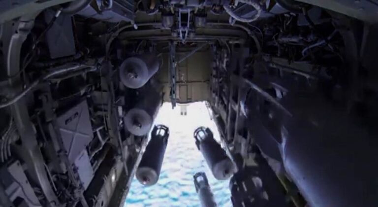 Бомбардировщик-ракетоносец Ту-22 М3 ВКС России во время нанесения массированного удара авиабомбами ОФАБ-250-270 по объектам инфраструктуры ИГ в Сирии Бомбардировщик-ракетоносец Ту-22 М3 ВКС России во время нанесения массированного удара авиабомбами ОФАБ-250-270 по объектам инфраструктуры ИГ в Сирии