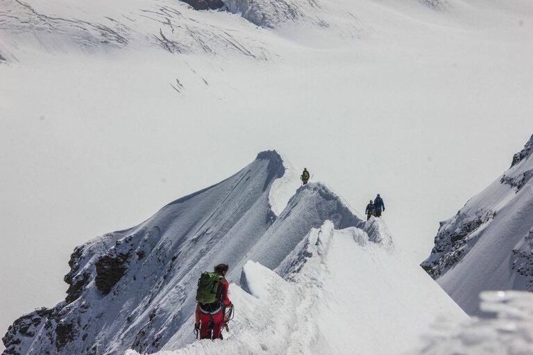 Альпинисты в горах
