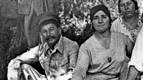 И.В. Сталин и его жена Надежда Аллилуева на отдыхе в Сочи. 1932 год