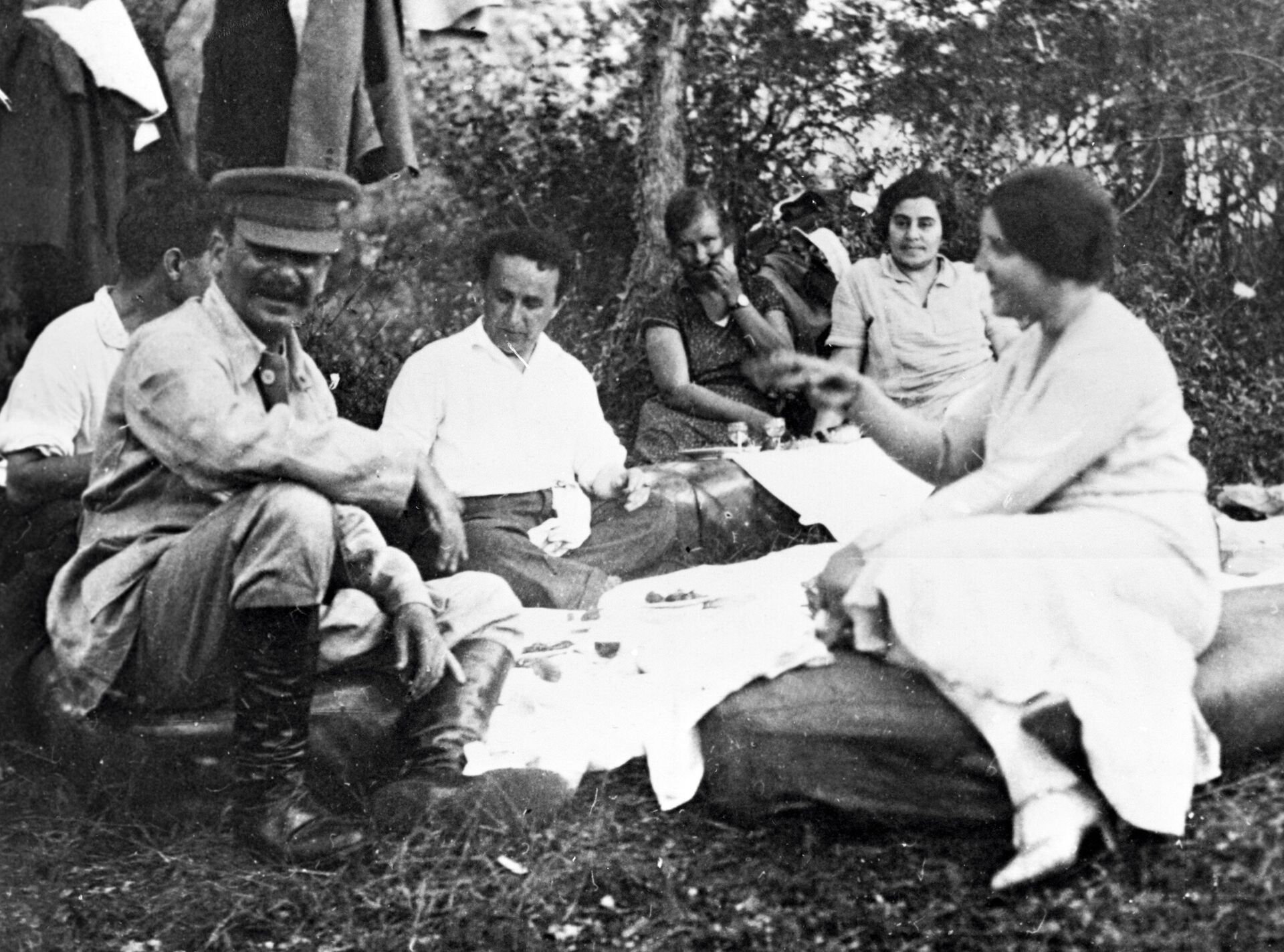 Иосиф Виссарионович Сталин с женой Надеждой Аллилуевой и друзьями на отдыхе - РИА Новости, 1920, 03.11.2021