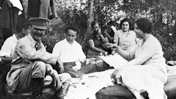 Иосиф Виссарионович Сталин с женой Надеждой Аллилуевой и друзьями на отдыхе. Архивное фото