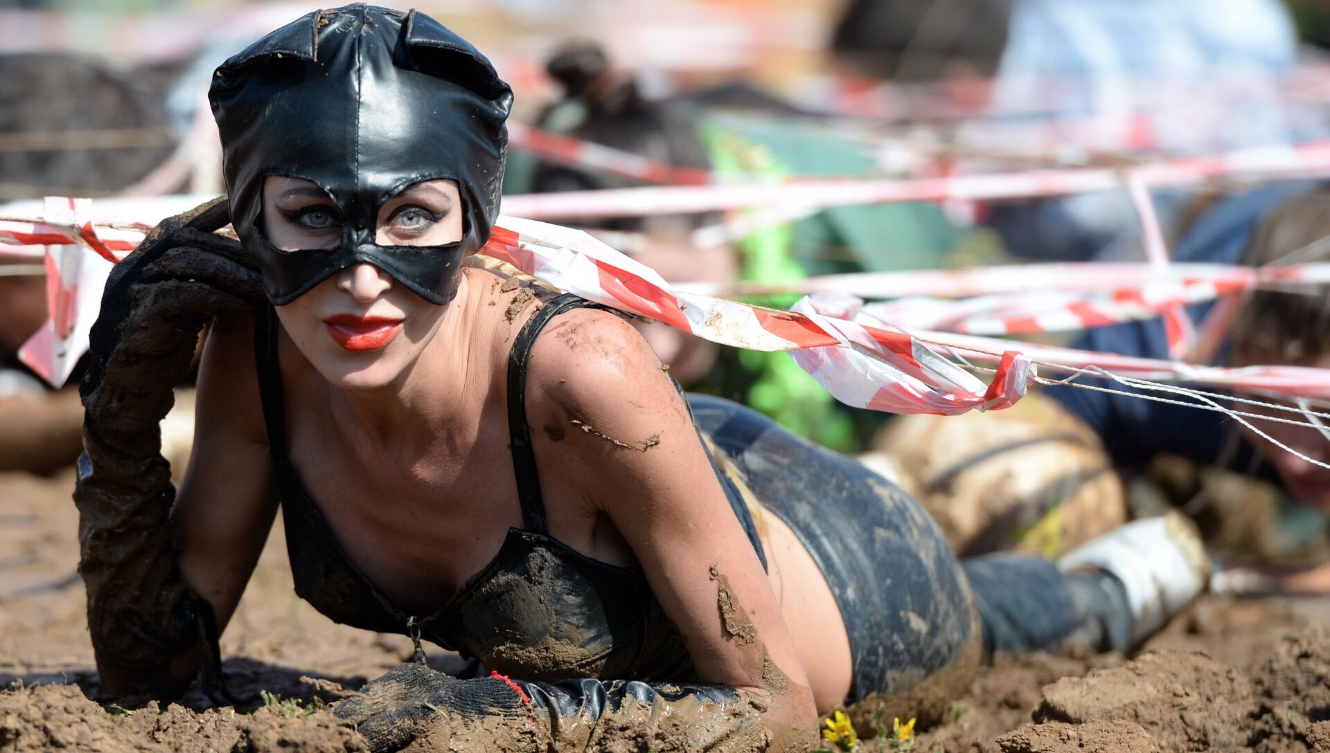 Участница соревнования Грязный забег (KazanDirtyRace) на трассе, проложенной по берегу реки Казанки - РИА Новости, 1920, 21.12.2017