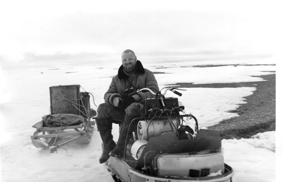 Никита Овсяников на снегоходе, маршрут на острове Врангеля, весна 1993 год
