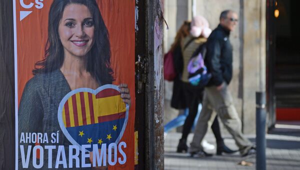 Предвыборная агитация на одной из улиц Барселоны накануне внеочередных выборов 21 декабря в каталонский парламент. Архивное фото