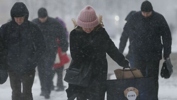 Прохожие во время снегопада в Киеве