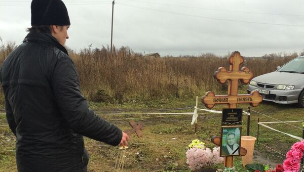 Протоиерей Михаил Архипов служит заупокойную литию у могилы своей супруги