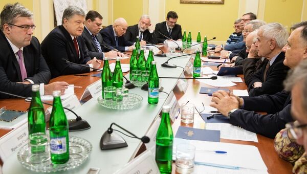 Президент Украины Петр Порошенко во время встречи с представителями инициативной группы Первое декабря говорит об усилении украинской группировки на Донбассе. 20 декабря 2017