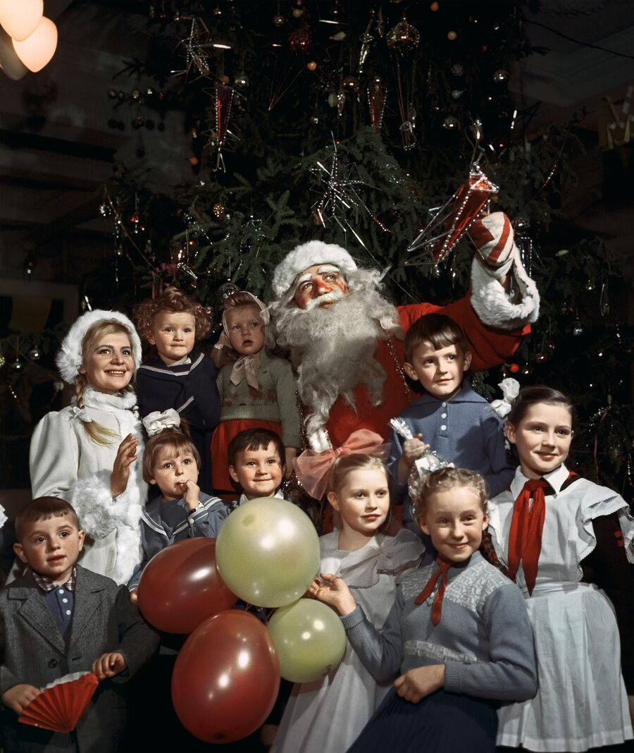 Дед Мороз и Снегурочка с детьми на новогодней елке в одном из московских клубов. 30 декабря 1960