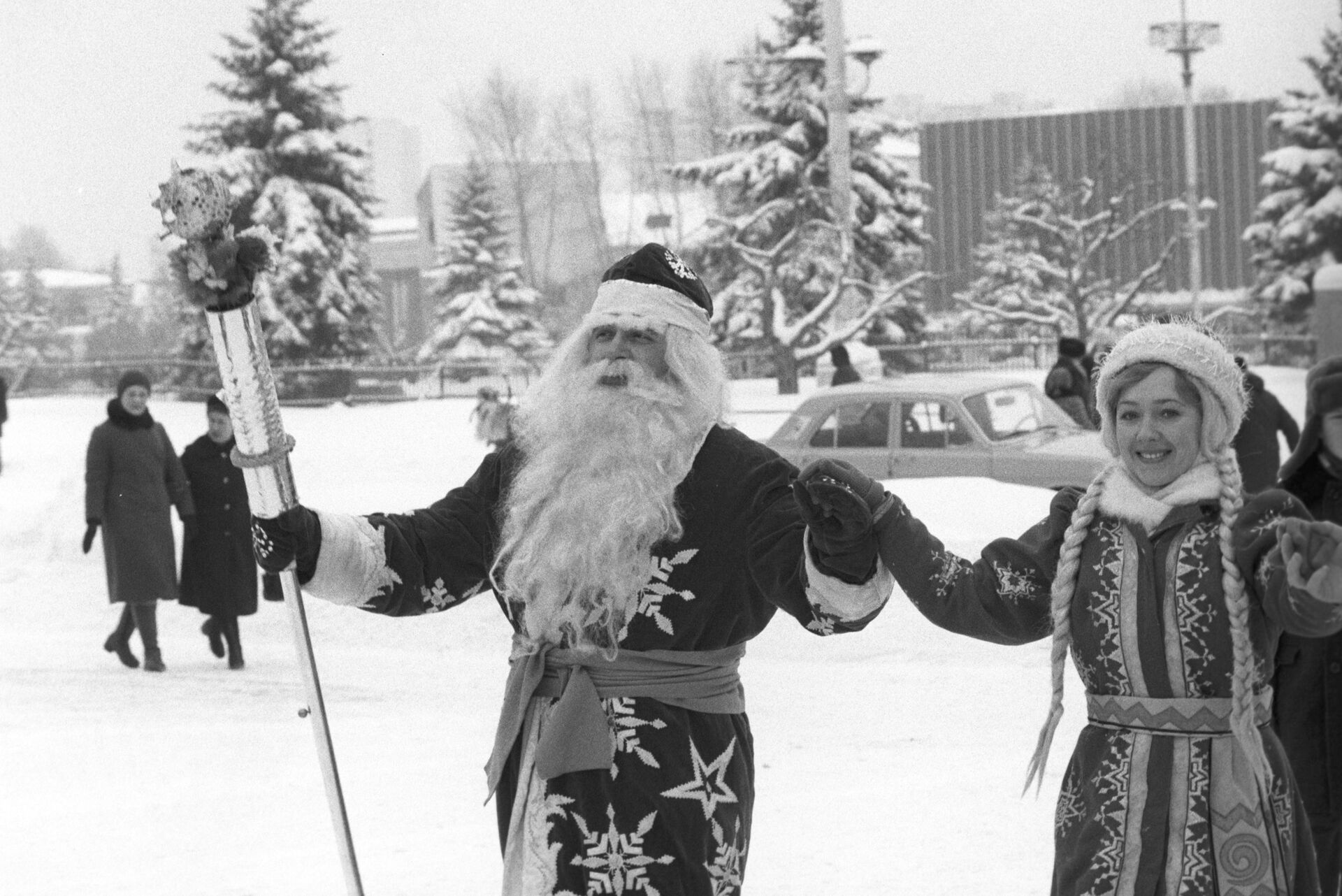 Дед Мороз и Снегурочка на школьном празднике в канун Нового года. 31 декабря 1985 - РИА Новости, 1920, 27.12.2020