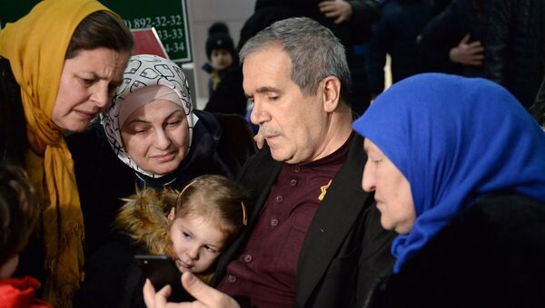 Член Совета Федерации от Чечни, представитель главы Чечни в странах Ближнего Востока и Северной Африки Зияд Сабсаби и девочка София, возвращенная из Ирака, в аэропорту Грозного. 20 декабря 2017