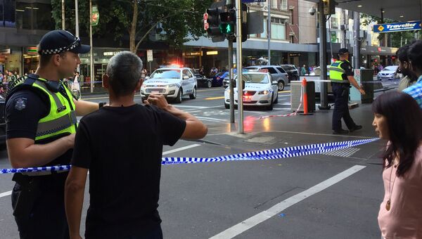 Полицейские на месте наезда автомобиля на пешеходов в Мельбурне. 21 декабря 2017