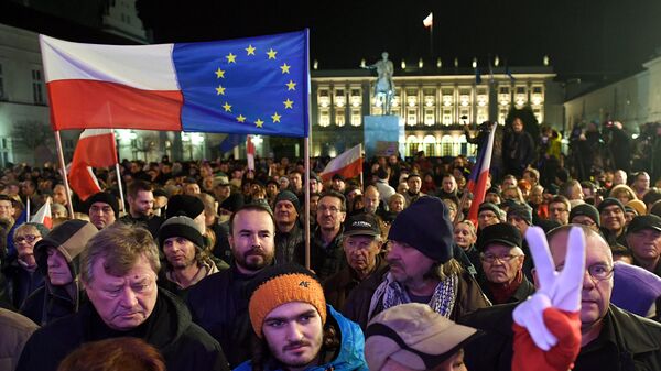 Акция протеста против реформирования судебной системы перед президентским дворцом в Варшаве