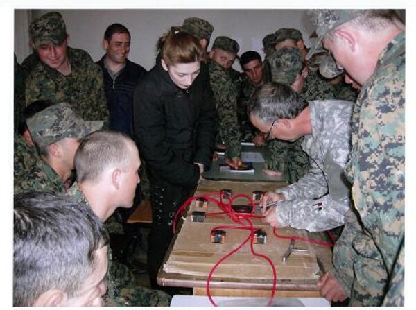 Иностранные инструкторы проводят занятия с грузинскими военными по установке мин-ловушек