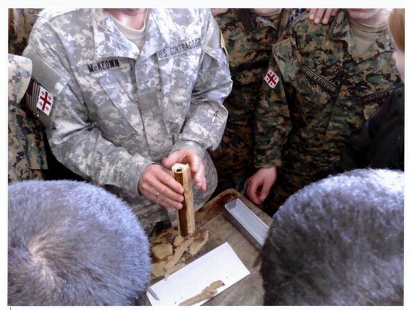Иностранные инструкторы проводят занятия с грузинскими военными по изготовлению взрывчатки