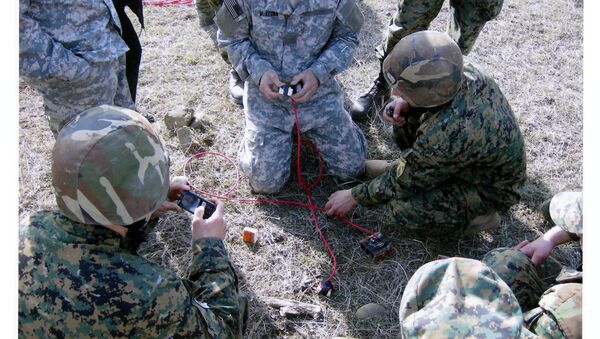 Американские инструкторы проводят практические занятия с грузинскими военными по установке мин-ловушек
