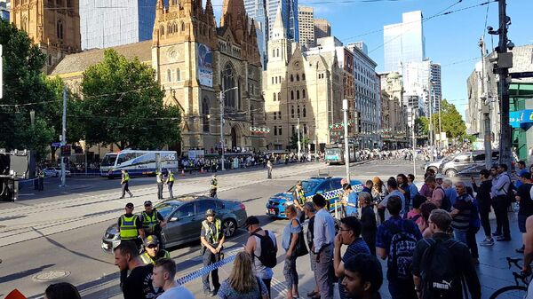 Полицейские на месте наезда автомобиля на пешеходов в Мельбурне. 21 декабря 2017