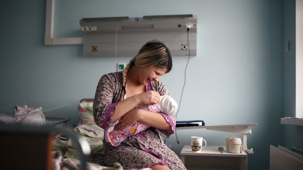 Мать с новорожденным ребенком.  Архивное фото