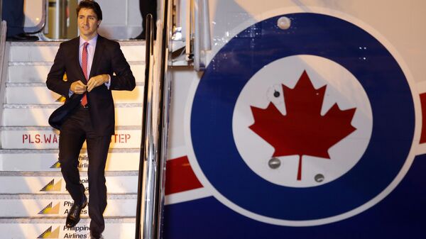 Премьер-министр Канады Джастин Трюдо сходит с борта самолета