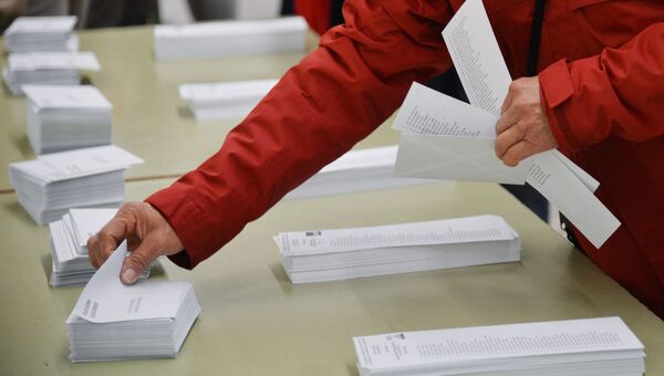 Избиратель на избирательном участке на внеочередных выборах в парламент Каталонии. 21 декабря 2017