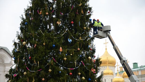 Рабочие украшают новогоднюю елку на Соборной площади Кремля. 21 декабря 2017