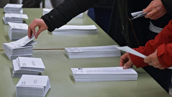 Избиратели во время голосования на избирательном участке на внеочередных выборах в парламент Каталонии. 21 декабря 2017