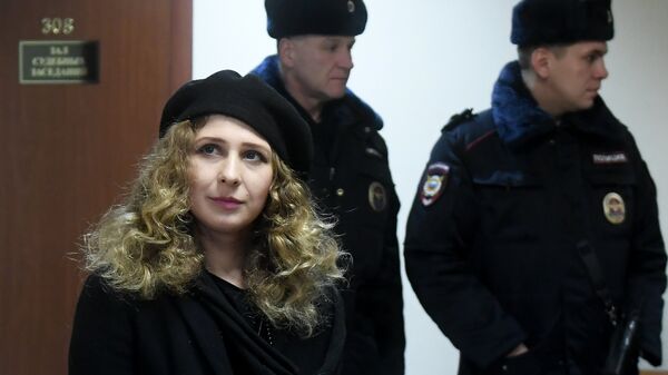 Участница группы Pussy Riot Мария Алехина в Мещанском суде Москвы перед началом рассмотрения административного правонарушения. 21  декабря 2017