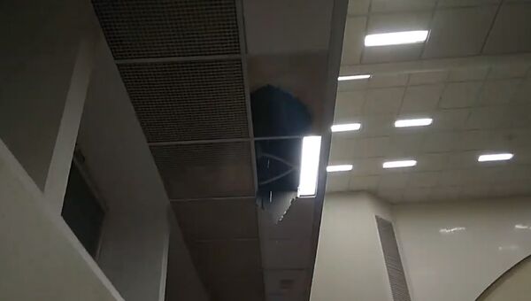 В сессионном зале горсовета Киева обвалился потолок. Скриншот видео
