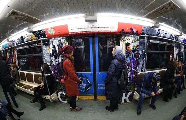 Пассажиры еду в новом поезде московского метро Путешествие в Рождество. В оформлении вагона использованы фотографии из архива МИА Россия сегодня