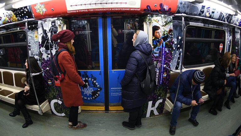 Пассажиры еду в новом поезде московского метро Путешествие в Рождество. В оформлении вагона использованы фотографии из архива МИА Россия сегодня