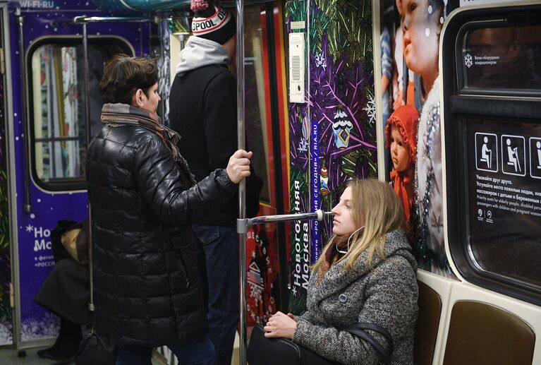 Новый поезд московского метро Путешествие в Рождество. В оформлении вагона использованы фотографии из архива МИА Россия сегодня