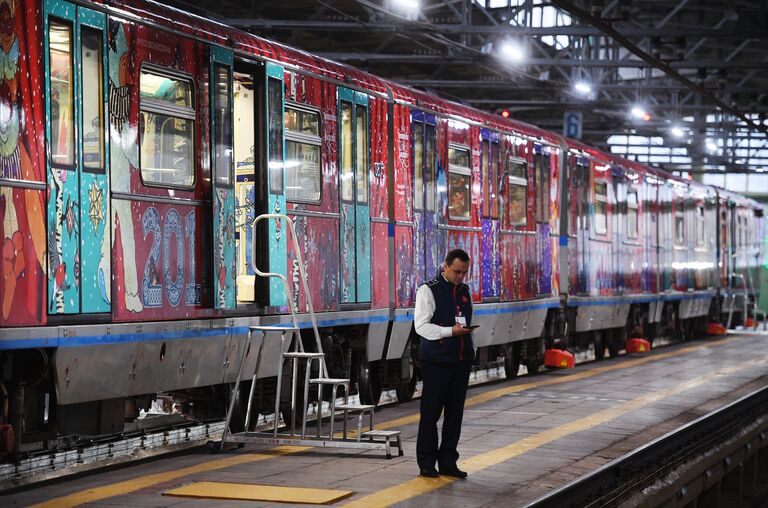 Новый поезд московского метро Путешествие в Рождество