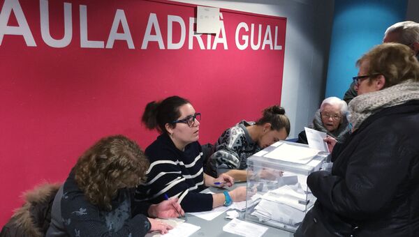 Избиратели на избирательном участке в Барселоне на внеочередных выборах в парламент Каталонии