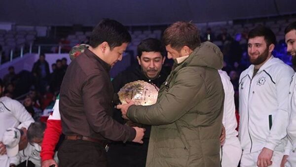 Главе Чеченской Республики Рамзану Кадырову подарили пояс абсолютного чемпиона Всемирной федерации борьбы кулатуу эр-таймаш