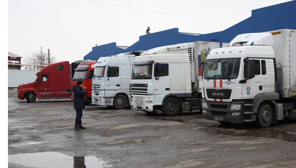 Грузовые автомобили конвоя МЧС России с гуманитарной помощью для жителей Донбасса. Архивное фото