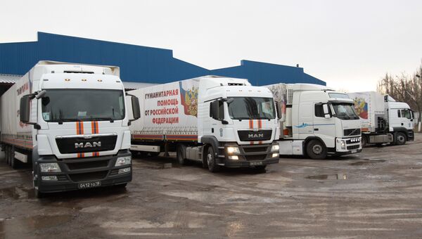 Грузовые автомобили 72-го конвоя МЧС России с гуманитарной помощью для жителей Донбасса в Донецке. 21 декабря 2017