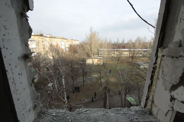 Разрушенное окно в жилом доме в центре города Ясиноватая, пострадавшего в результате обстрела. 21 декабря 2017