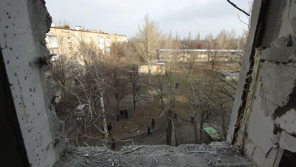 Разрушенное окно в жилом доме в центре города Ясиноватая, пострадавшего в результате обстрела. 21 декабря 2017 Разрушенное окно в жилом доме в центре города Ясиноватая, пострадавшего в результате обстрела. 21 декабря 2017