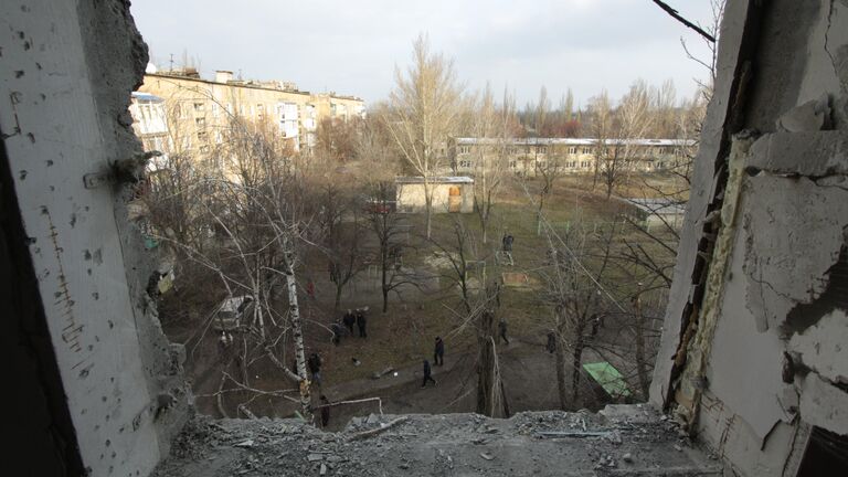 Разрушенное окно в жилом доме в центре города Ясиноватая, пострадавшего в результате обстрела. 21 декабря 2017