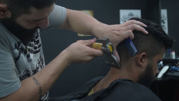 Топорик вместо триммера, или Необычный способ стрижки от парикмахера в Бразилии