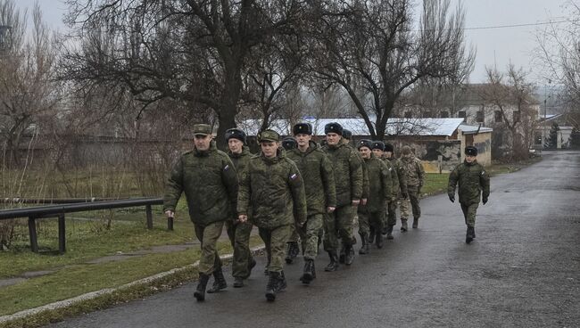 Российские военные офицеры, работающие в Совместном центре по контролю и координации (СЦКК) в городе Соледар, Украина. 17 декабря 2017