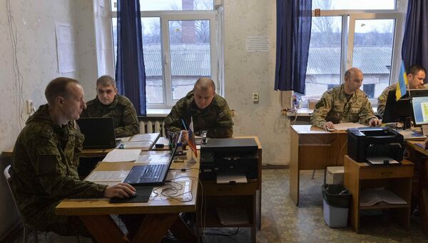 Российские и украинские военнослужащие в Совместном центре по контролю и координации (СЦКК) в городе Соледар. 17 декабря 2017