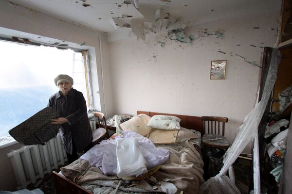 Женщина в комнате жилого дома в городе Ясиноватая, пострадавшего в результате обстрела. 21 декабря 2017