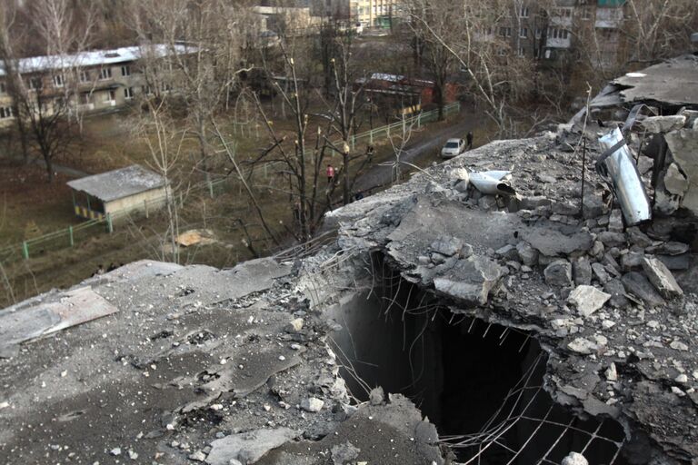 Осколки снаряда на крыше жилого дома в городе Ясиноватая, пострадавшего в результате обстрела. 21 декабря 2017