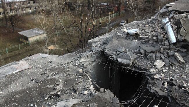 Осколки снаряда на крыше жилого дома в городе Ясиноватая, пострадавшего в результате обстрела. Архивное фото