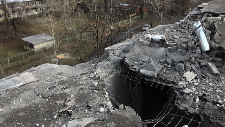 Осколки снаряда на крыше жилого дома в городе Ясиноватая, пострадавшего в результате обстрела. 21 декабря 2017