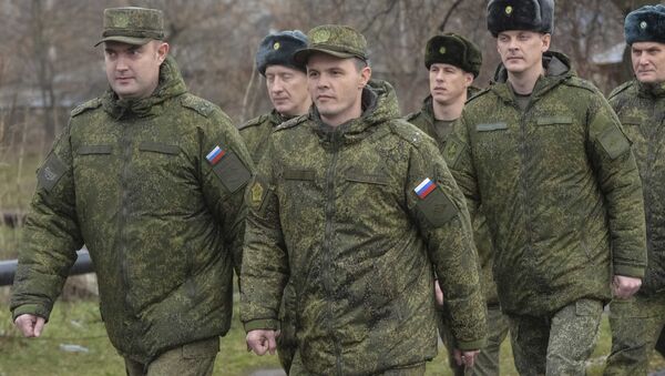 Российские военные, работающие в Совместном центре по контролю и координации (СЦКК) в городе Соледар